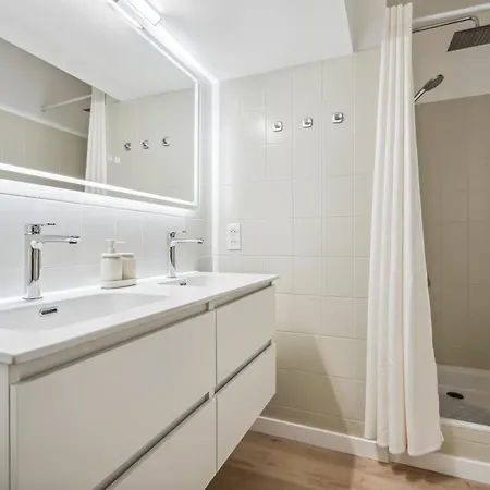 Renting - Fleurs - Luxury Terrace Quiet Private Parking Apartman